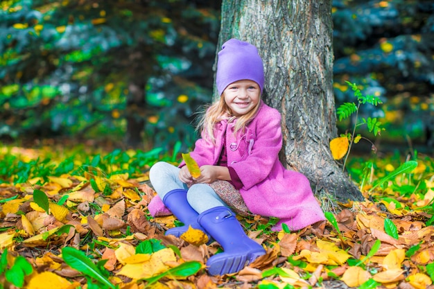 Urocza mała dziewczynka przy pięknym jesień dniem outdoors