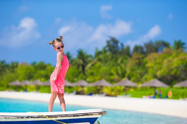 Urocza mała dziewczynka przy plażą podczas wakacje