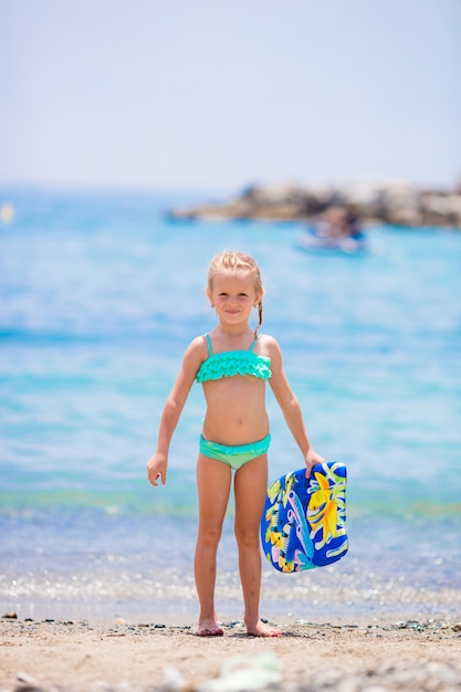Urocza mała dziewczynka przy plażą podczas wakacje.