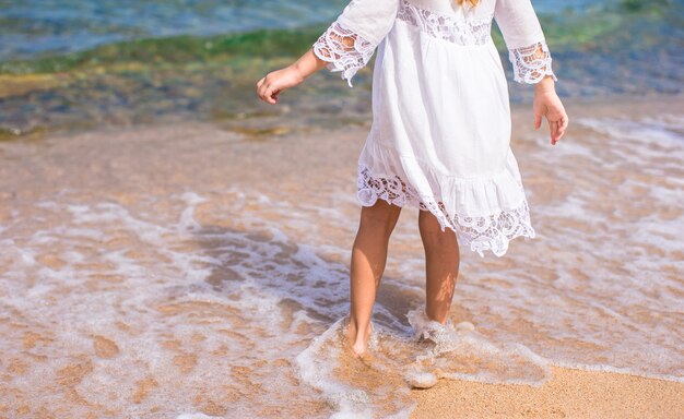 Urocza Mała Dziewczynka Przy Tropikalną Plażą Podczas Wakacje