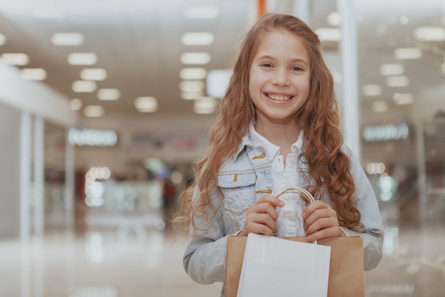 Urocza Mała Dziewczynka Przy Zakupy Centrum Handlowym