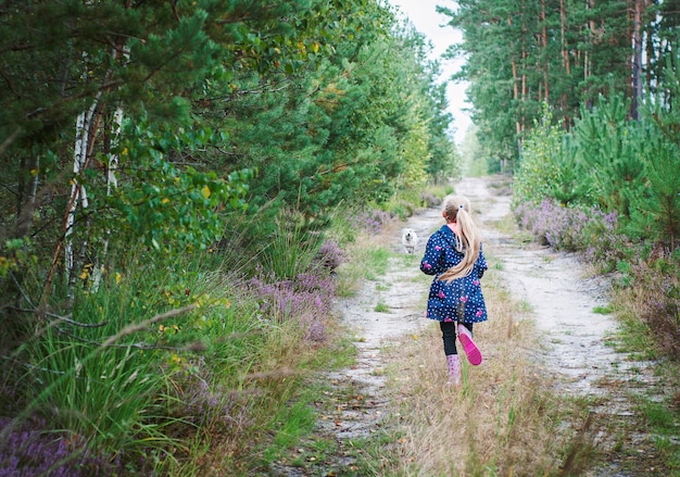 Urocza Mała Dziewczynka Wędrująca Po Lesie