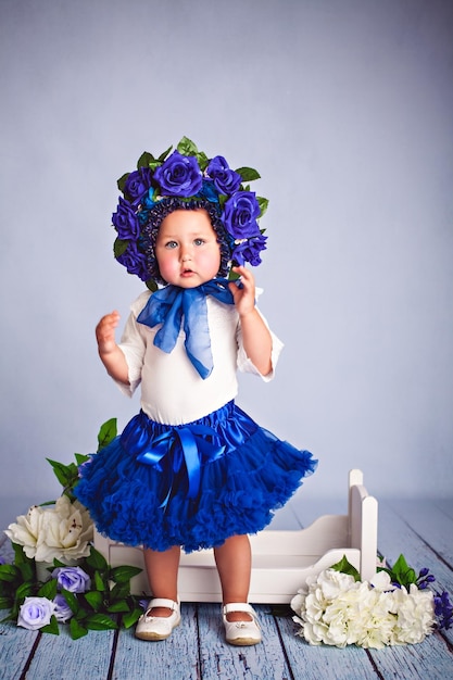 Zdjęcie urocza mała piękna dziewczyna w kostiumie kwiat studio strzał