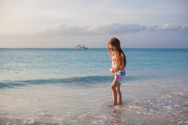 Urocza małej dziewczynki odprowadzenie przy białą tropikalną plażą