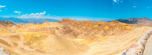 Urocza mieszanka kolorów z punktu widzenia Zabriskie Point w Dolinie Śmierci w Kalifornii. Stany Zjednoczone