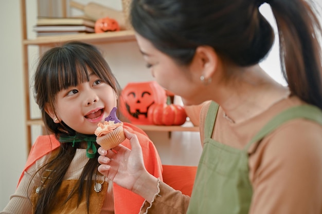 Urocza Młoda Azjatka W Kostiumie Na Halloween Je Ciastko Ze Swoją Mamą