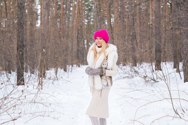 Urocza młoda kobieta w ciepłej kurtce w winter park