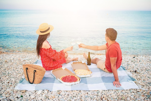 Urocza Młoda Para Na Pikniku Na Plaży