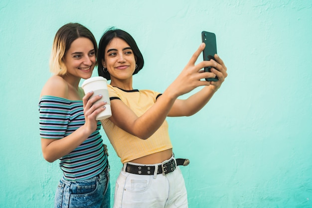 Urocza Para Bierze Selfie Z Telefonem