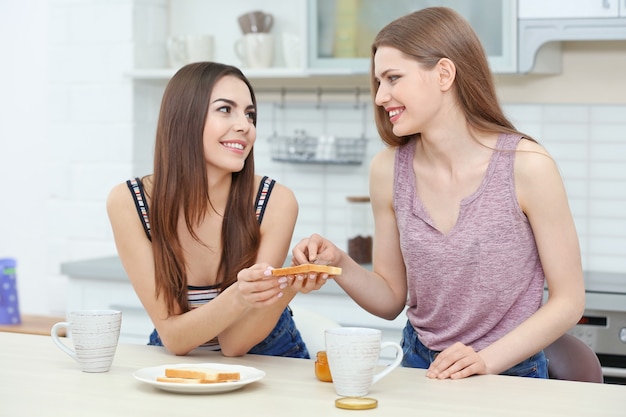 Urocza Para Lesbijek Je Razem śniadanie W Jasnej Kuchni