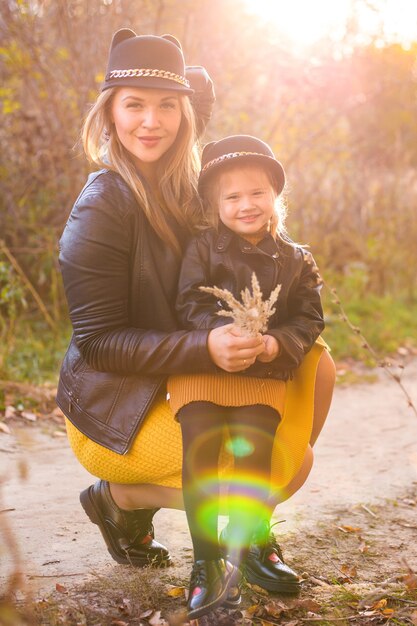 Urocza Piękna Mama Spaceruje Z Córeczką