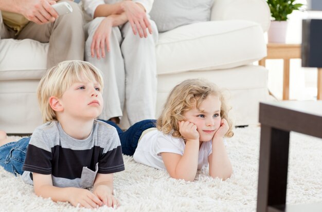 Urocza Rodzina Ogląda Telewizję