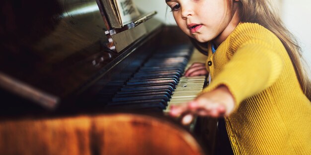 Urocza śliczna Dziewczyna Bawić Się Fortepianowego Pojęcie