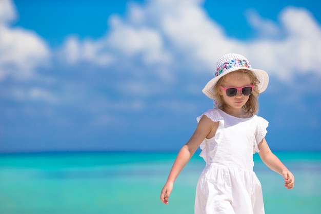 Urocza szczęśliwa uśmiechnięta mała dziewczynka w kapeluszu na plaża wakacje