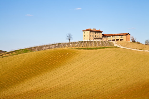 Urocza włoska willa w okolicy Monferrato (region Piemonte, północne Włochy) w sezonie wiosennym