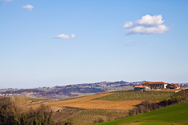 Urocza włoska willa w okolicy Monferrato (region Piemonte, północne Włochy) w sezonie wiosennym
