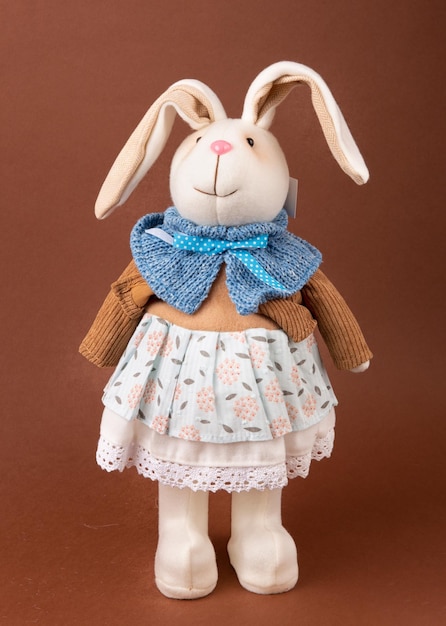 Zdjęcie urocza zabawka christmas bunny w ubraniach