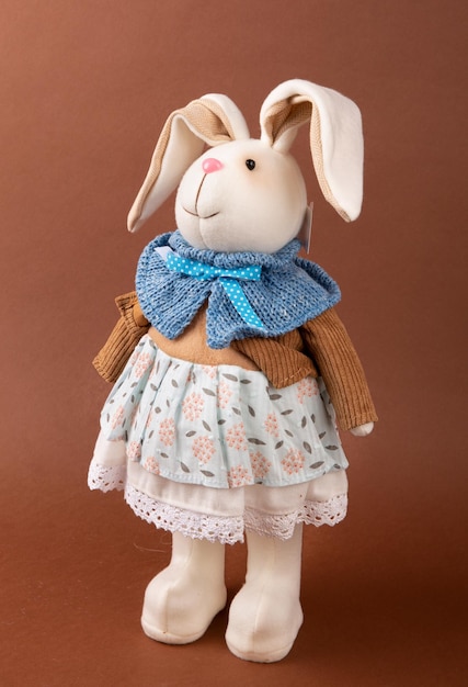 Zdjęcie urocza zabawka christmas bunny w ubraniach