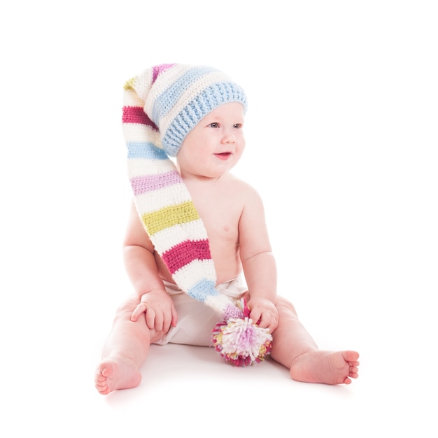 Urocze 6-miesięczne dziecko w śmiesznym szydełkowym kapeluszu na białym tle