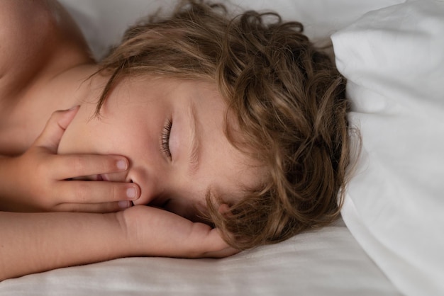 Urocze dzieci śpiące w łóżku w domu zdrowy spokojny sen