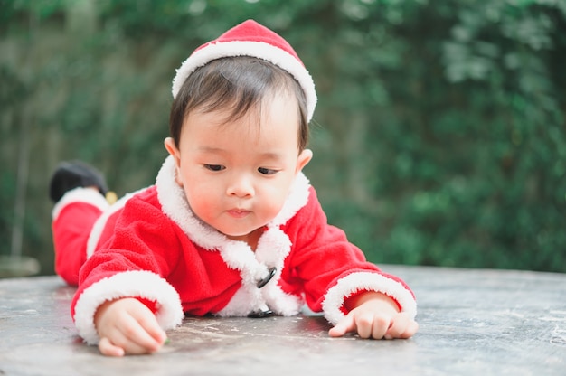 Urocze małe dziecko w stroju Świętego Mikołaja