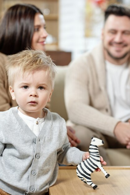 Zdjęcie uroczy chłopiec niemowlę z zabawką zebry