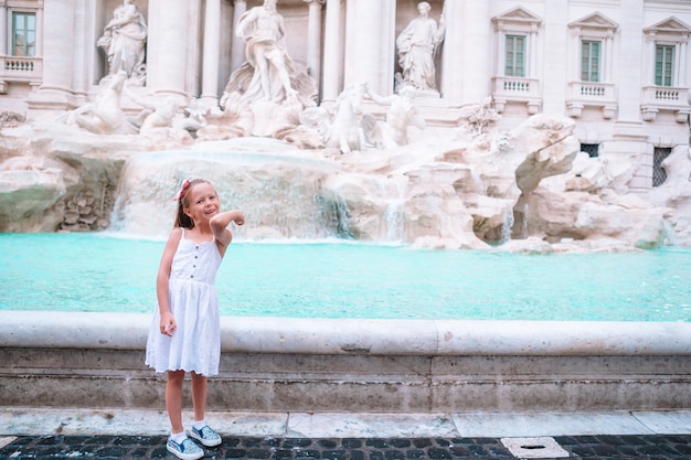 Uroczy Dzieciak W Pobliżu Fontana Di Trevi, Rzym, Włochy.