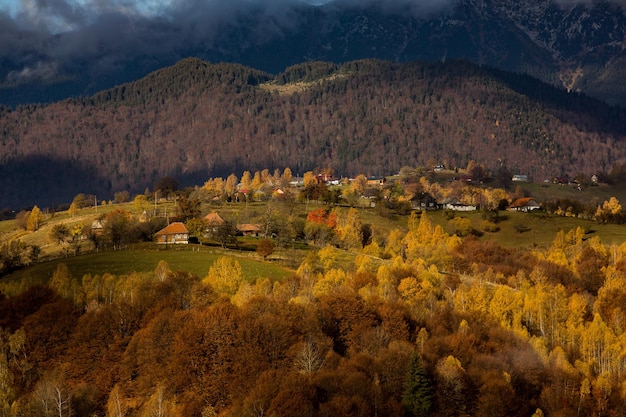 Uroczy krajobraz górski w Karpatach, Rumunia