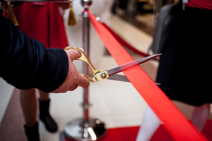 Zdjęcie uroczyste cięcie czerwoną wstążką. uroczyste otwarcie nowego centrum handlowego. ceremonia otwarcia