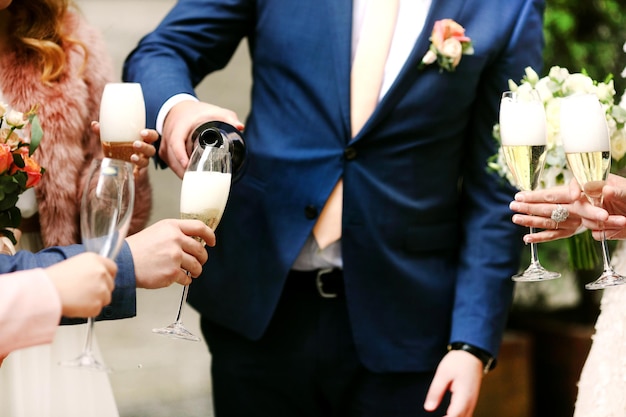 Uroczystość Ręce trzymające kieliszki szampana i wina wznoszące toast Wesele