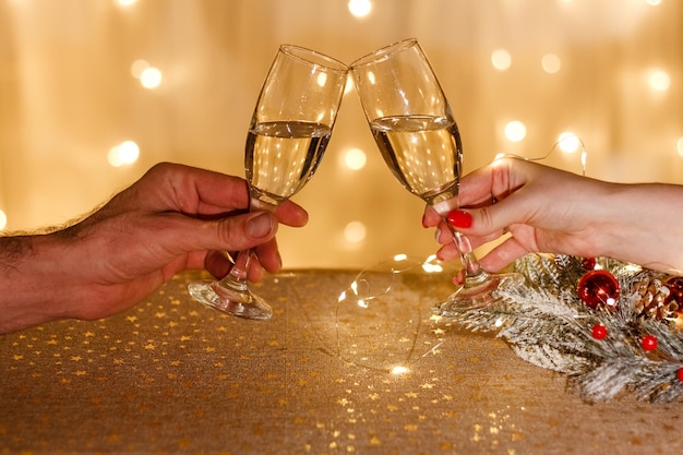 Uroczystość sylwestrowa Dwa kieliszki z szampanem z prezentem i dekoracjami