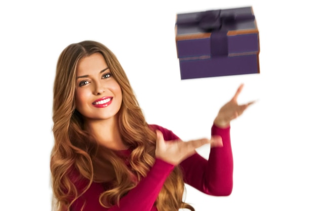 Urodziny Boże Narodzenie lub prezent świąteczny szczęśliwa kobieta trzymająca fioletowy prezent lub luksusowe pudełko urody na subskrypcję na białym tle