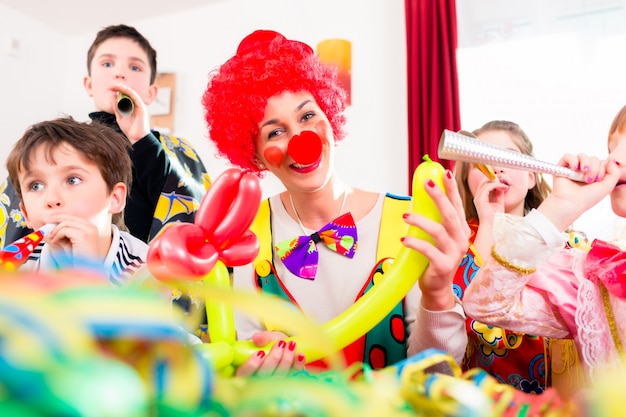 Urodziny dla dzieci z clown i dużo hałasu