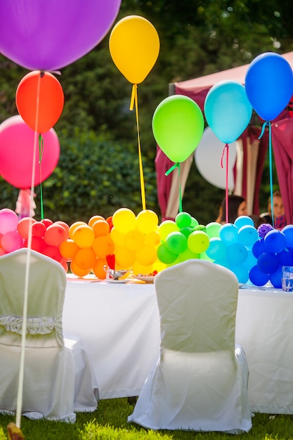 Urodziny stół z balonów tęczy. Letnie wakacje w parku.