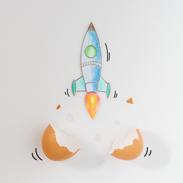 Zdjęcie uruchomienie rakiety z jajka z pękniętą skorupką.