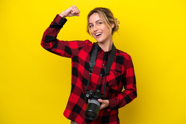 Urugwajska fotograf kobieta odizolowana na żółtym tle robi silny gest