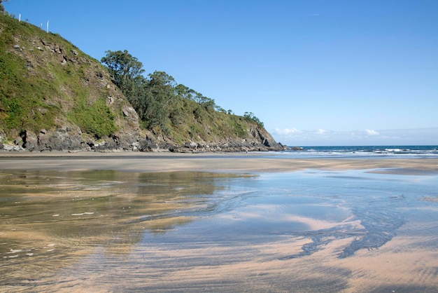 Zdjęcie urwisko i odbicie w barayo beach asturias hiszpania