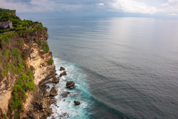 Urwisko Uluwatu na wybrzeżu oceanu na wyspie Bali Indonezja