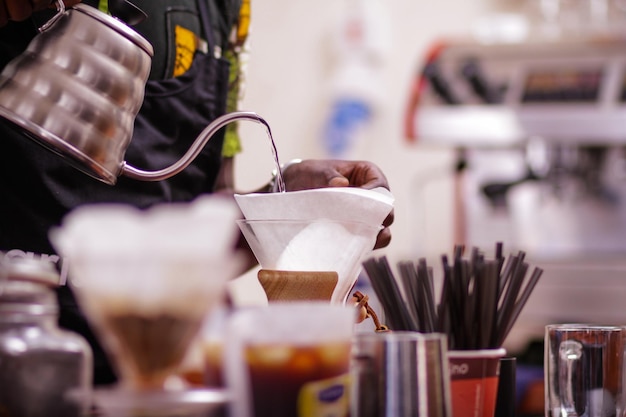 Zdjęcie urządzenia do produkcji kawy ręce w pracy