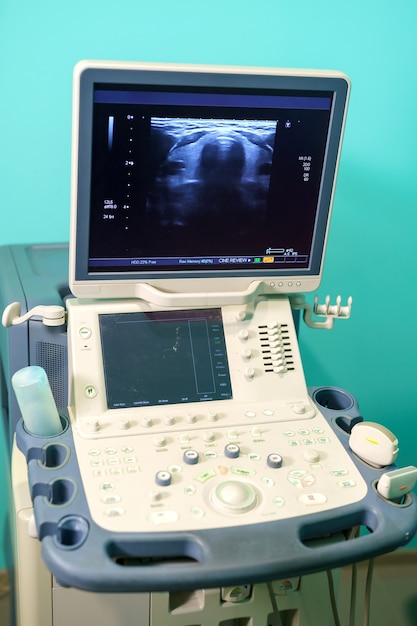 Urządzenie ultradźwiękowe do badania USG. Wnętrze kliniki. Sonografia. Koncepcja testów zdrowia. Zbliżenie