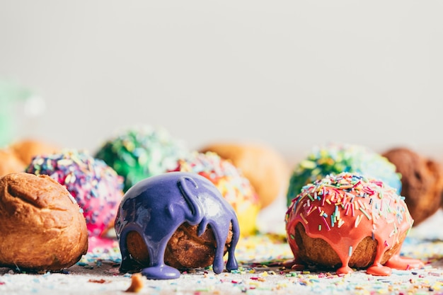 Urządzone pączki na blacie kuchennym.