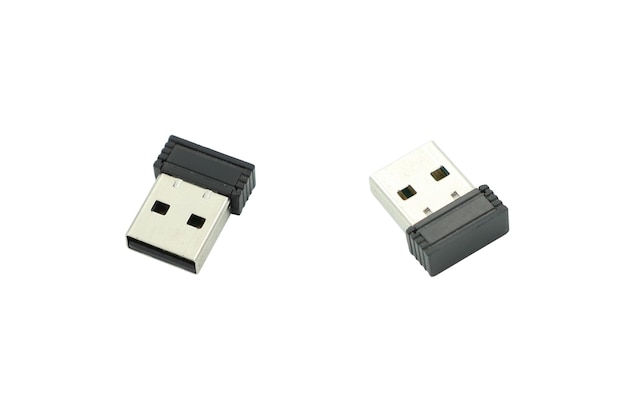 USB dongle bluetooth lub mini odbiornik bluetooth używany do połączenia bezprzewodowego w izolowanym tle