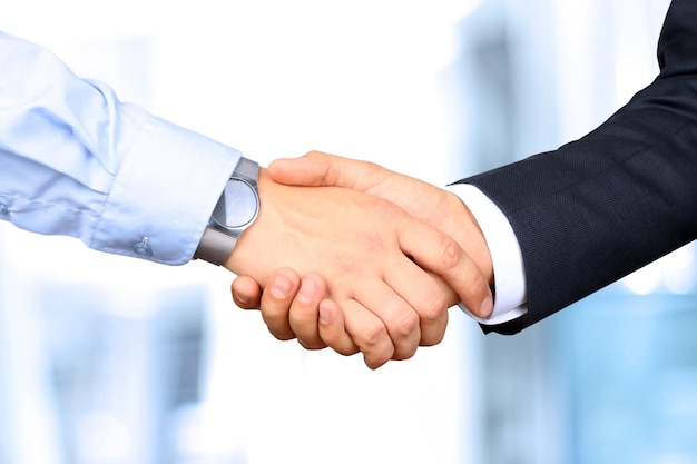Uścisk dłoni między dwoma partnerami biznesowymi