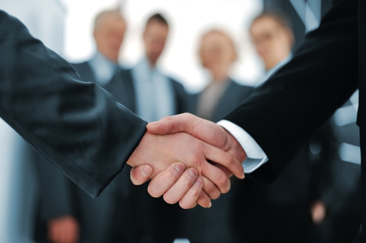 Zdjęcie uścisk dłoni przed ludźmi biznesu