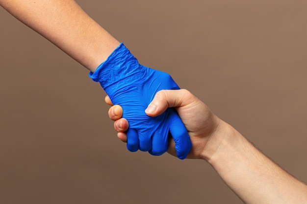 Uścisk Dłoni W Niebieskie Rękawiczki, Koncepcja Pomocy. Higiena Osobista Podczas Pandemii