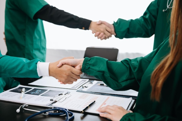Zdjęcie uścisk ręki lekarza i partnerstwo w medycynie zdrowotnej lub zaufanie do współpracy jedność lub wsparciezespół ekspertów medycznych uściskający ręce w pracy zespołowej dla sukcesu w szpitalu