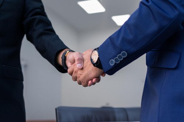 uścisk ręki między dwoma biznesmenami w biurze