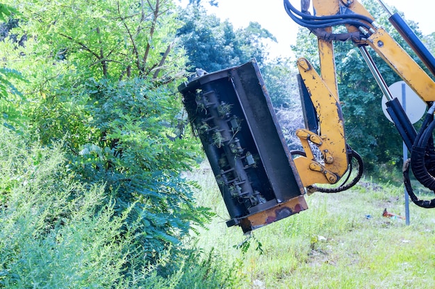 Zdjęcie usługa konserwacji dróg podmiejskich traktorów mechanizacji kosiarki koszącej trawę