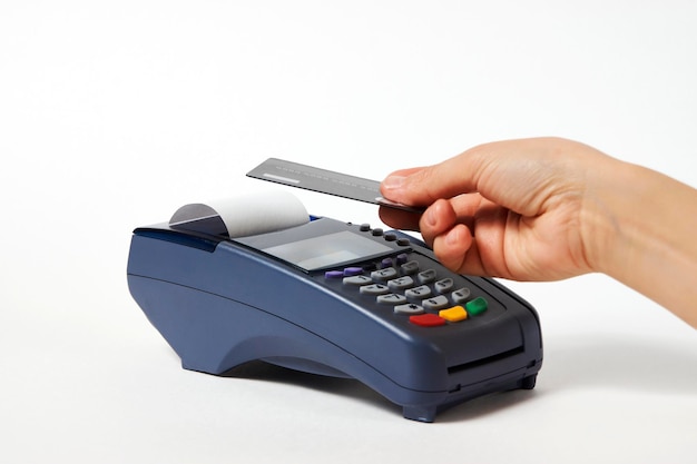 Zdjęcie usługa płatności kartą kredytową, kupna i sprzedaży. ręka kobiety z kartą kredytową i terminalem płatniczym na białym tle, zbliżenie
