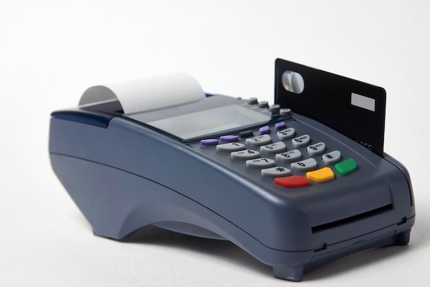 Usługa płatności kartą kredytową, kupna i sprzedaży. Terminal płatniczy i karta kredytowa na białym tle